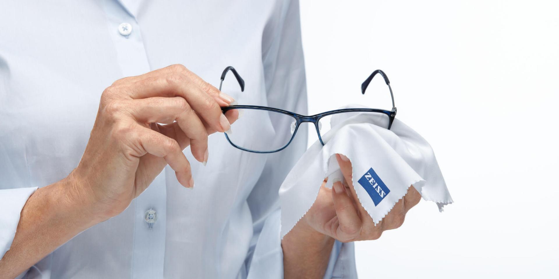 Pulire gli occhiali: le migliori tecniche per pulire le lenti